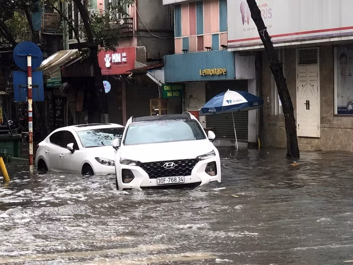 Thủ đô Hà Nội đón mưa rào và dông từ chiều tối mai, do gió mùa đông bắc tràn về. 
