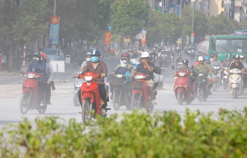 Người dân tham gia giao thông trên đường Ngô Gia Tự, quận Long Biên, Hà Nội