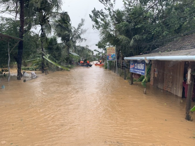 Tình hình mưa lũ vẫn diễn biến phức tạp ở miền Trung.