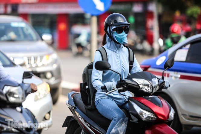 Dự báo nắng nóng kéo dài 2-3 ngày nữa trên cả nước. Ảnh: Duy Phạm.