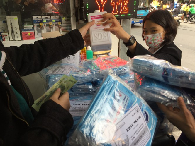 Khẩu trang y tế khan hiếm và bị đẩy giá lên cao trong những ngày qua. 