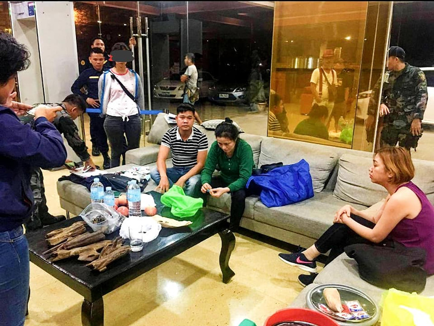 Nhóm người Việt bị bắt giữa tại Philippines vì buôn trầm hương quý hiếm.
