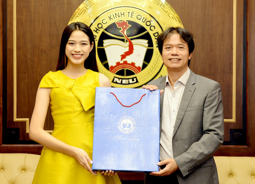 PGS.TS Phạm Hồng Chương chúc mừng sinh viên Đỗ Thị Hà