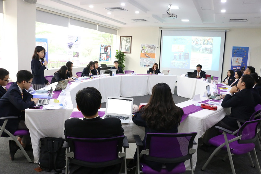 Bàn tròn "Hội nghị thượng đỉnh" của học sinh