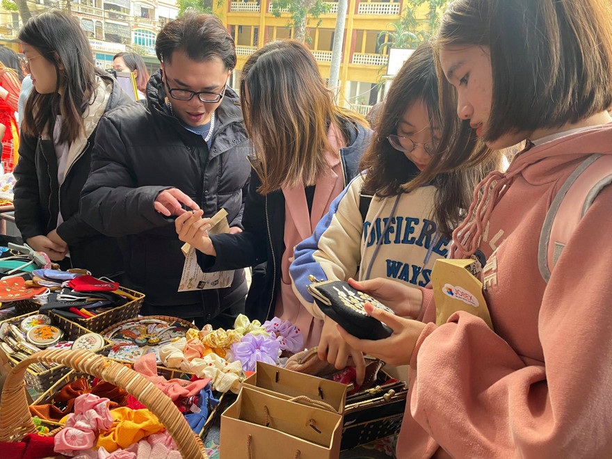 Hào hứng với sản phẩm khởi nghiệp của học sinh. Ảnh Hà Linh