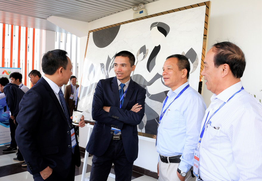 PGS.TS Trần Quang Vinh trao đổi với các đại biểu tại Hội nghị