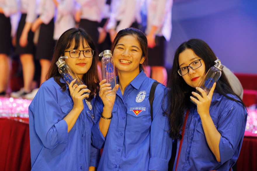 Trường ĐH tặng gần 4000 chai nước thủy tinh cho sinh viên