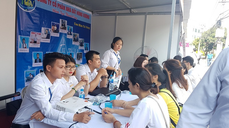 sinh viên tham gia ngày hội