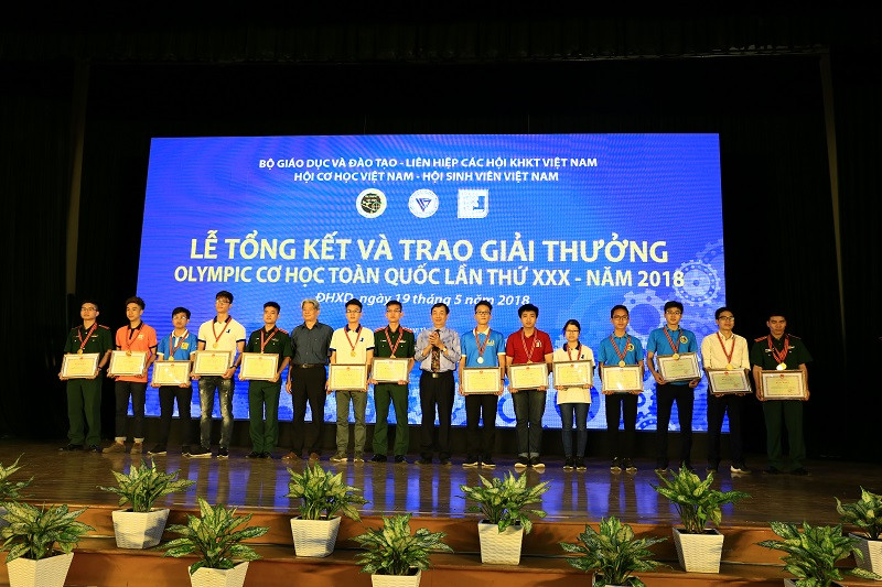 Ban tổ chức trao giải cho các cá nhân