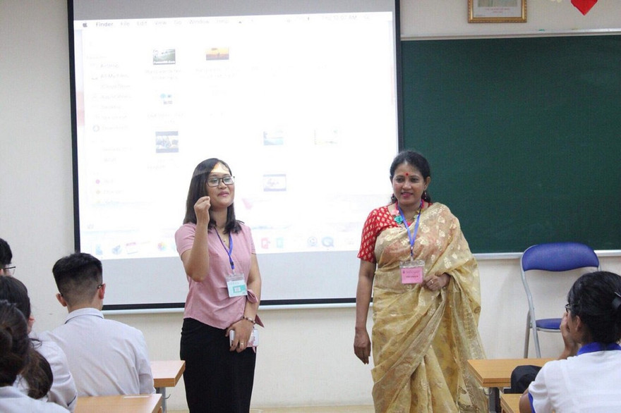 cô Phượng trong một giờ giao lưu với giáo viên nước ngoài. Ảnh:GDTD