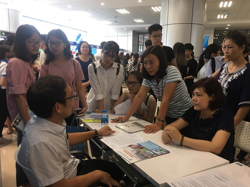 Rất đông phụ huynh cùng con đến tham gia ngày hội tư vấn tuyển sinh sáng nay