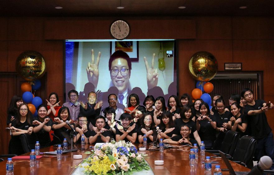  Sinh viên Phan Lê Thanh Chương đang sinh sống và làm việc tại Mỹ, chụp ảnh cùng sinh viên , cán bộ Đại học Trực tuyến FUNiX trong Lễ Trao Bằng Tốt nghiệp của mình 