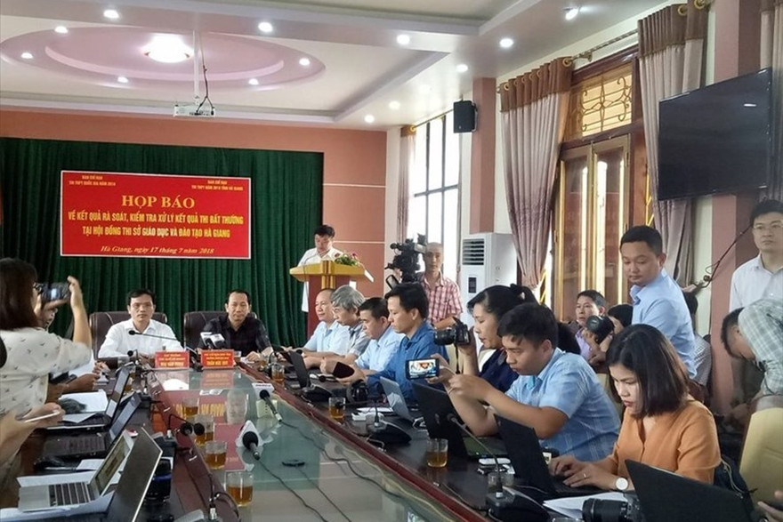 Hai cán bộ thanh tra 'bỏ chốt' tại điểm chấm thi Hà Giang bị xử lý thế nào?