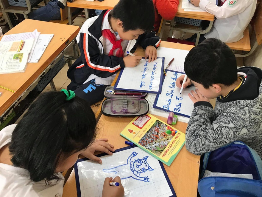 Tiết học tập làm văn siêu 'cute' của cô trò lớp 4