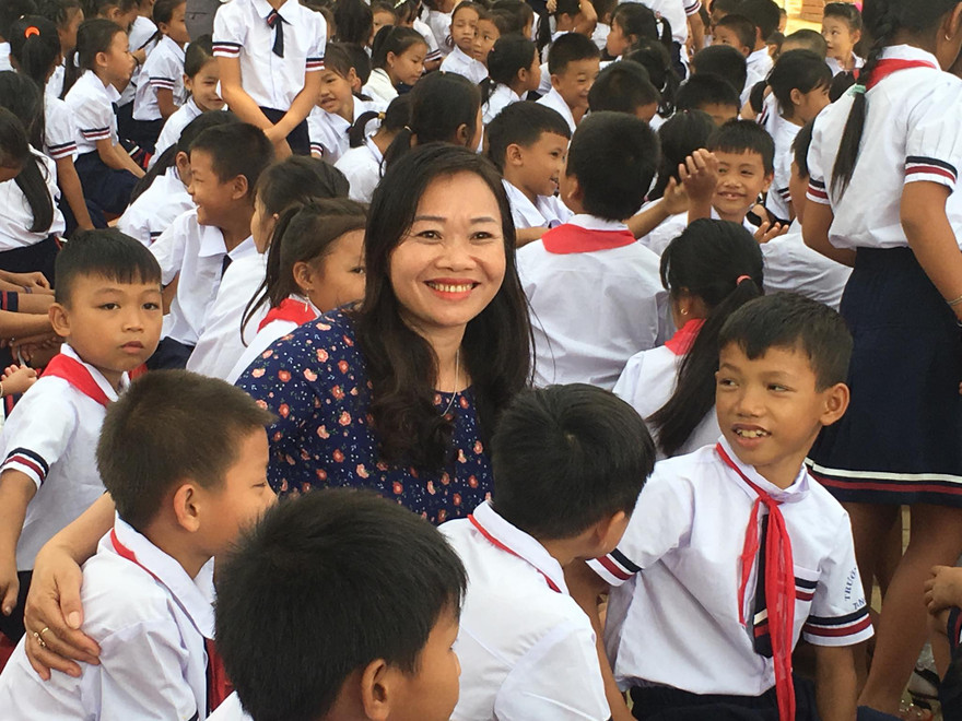 Lễ khai giảng muộn của những học sinh đi dép lê