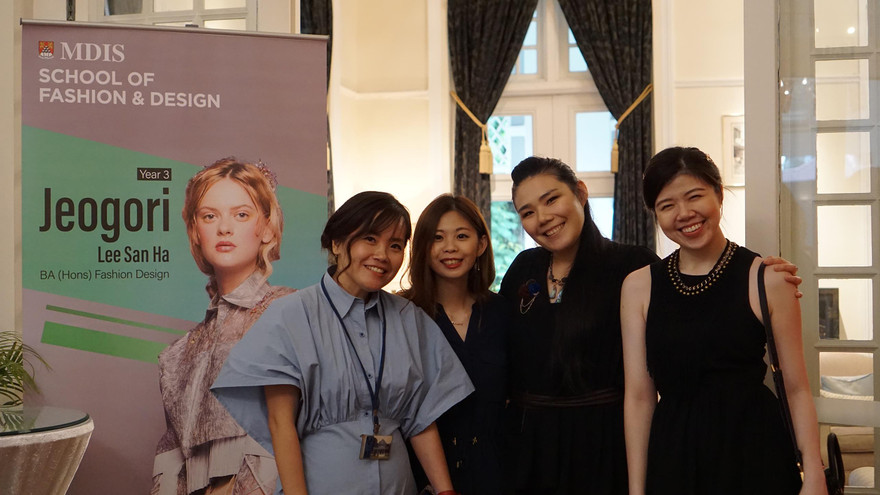 Nhựa tái chế lên sàn diễn thời trang