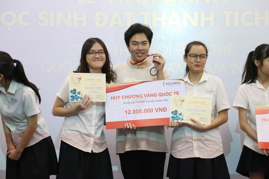 Đội học sinh trường phổ thông song ngữ liên cấp WellSpring với tấm huy chương vàng tại cuộc thi