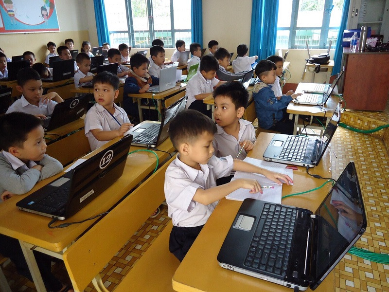 học sinh đang tham gia Violympic