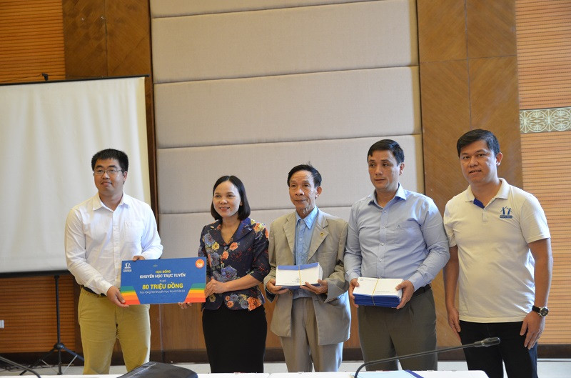 Trao học bổng trực tuyến cho Hội khuyến học Thị xã Cửa Lò