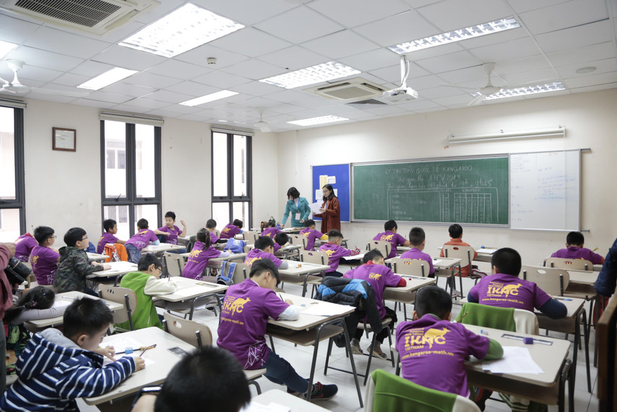 Các thí sinh làm bài thi