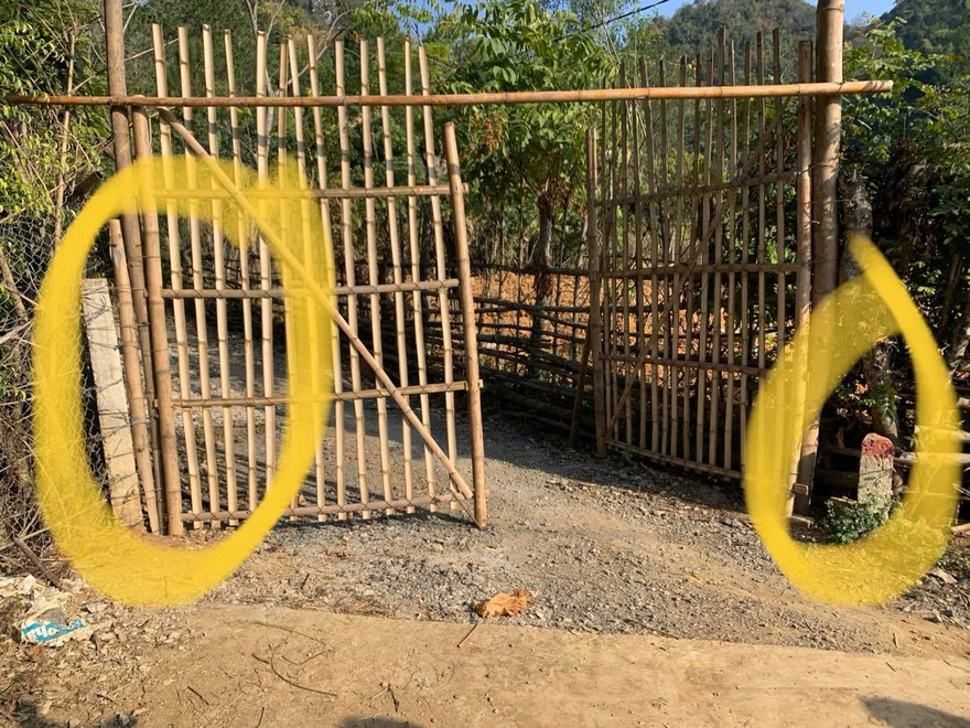 Cột mốc ranh giới giữa đất quy hoạch nghĩa trang nhân dân, lò hoả táng của thành phố Sơn La và đất quy hoạch của trường Đại học Tây Bắc. Ảnh Nghiêm Huê