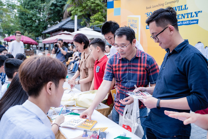 Độc giả háo hức xin chữ ký các tác giả - ảnh Kiên Nguyễn
