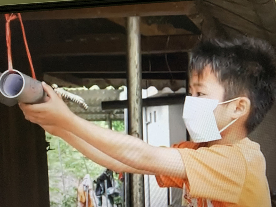 Học sinh nhận bài tập trong ống nhựa