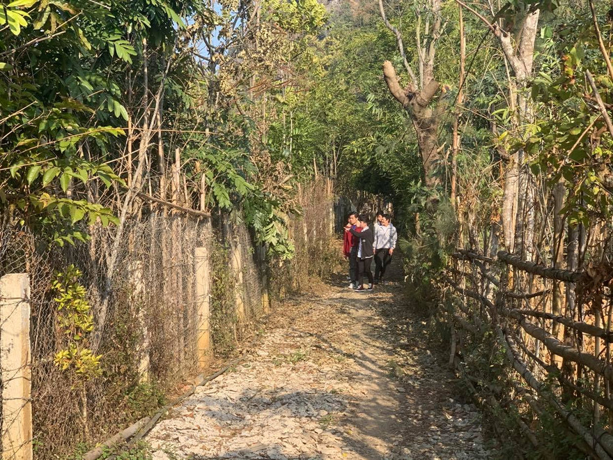 Vùng đất quy hoạch nghĩa trang nhân dân Thành phố Sơn La và đất quy hoạch của trường Đại học Tây Bắc chỉ cách nhau 1 con ngõ nhỏ. Ảnh Nghiêm Huê