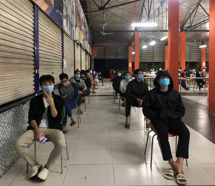 Sinh viên trường ĐH FPT cơ sở Hòa Lạc chờ lấy mẫu xét nghiệm. Ảnh: FPTU