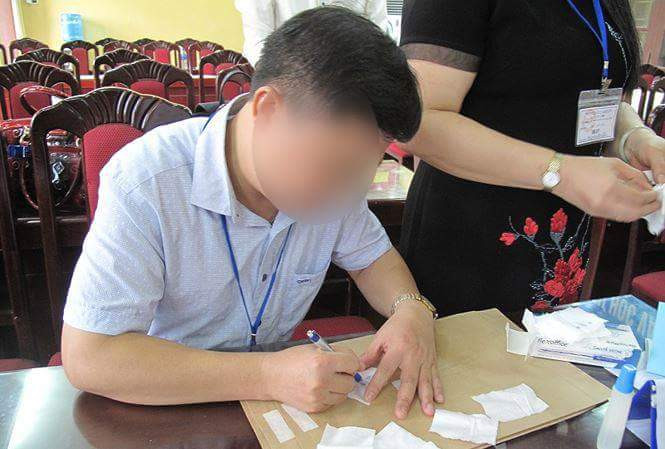 loại giấy mỏng được dùng làm nhãn niêm phong túi bài thi thay cho băng dính giấy 