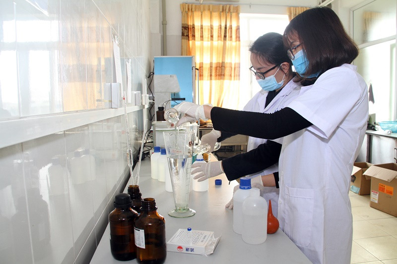 Giảng viên trường ĐH Y dược Hải Phòng tích cực điều chế Dung dịch rửa tay khô phòng chống COVID-19. Ảnh: HPMU