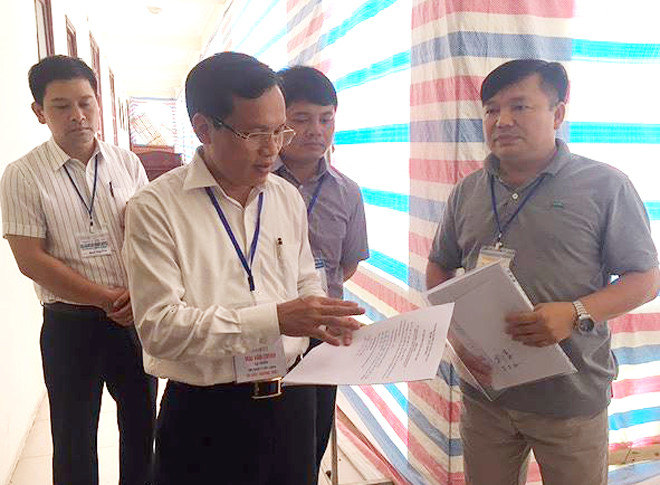 Ông Mai Văn Trinh kiểm tra công tác chấm thi tại Hòa Bình. Ảnh: Nghiêm Huê