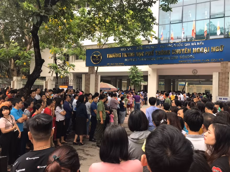 Phụ huynh đưa con đi thi sáng nay tại trường chuyên ngữ