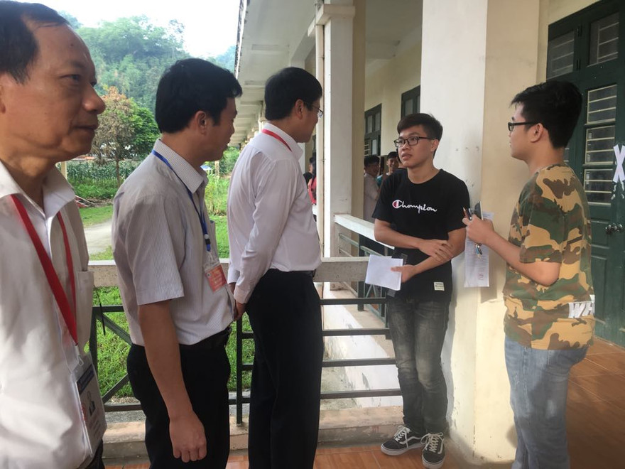 Thứ trưởng Bộ GD&ĐT Lê Hải An động viên thí sinh tại buổi thí sáng nay ở điểm thi trường CĐ Cộng đồng, Bắc Kạn - ảnh Nghiêm Huê