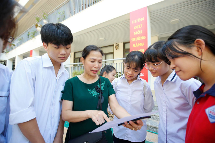 Dịch COVID-19 vào đề thi văn chuyên của Hà Nội