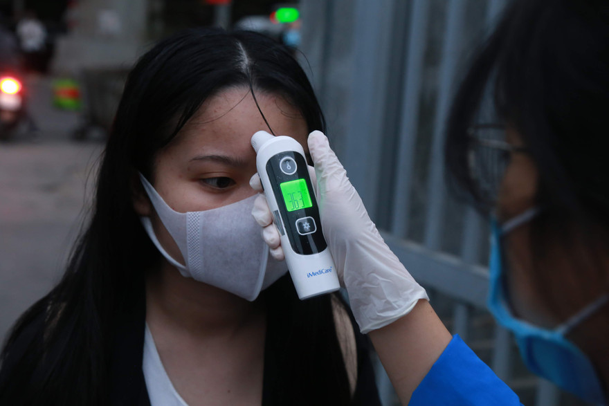 Đủ 'chiêu' phòng dịch ngày đầu tiên sinh viên Hà Nội trở lại giảng đường 