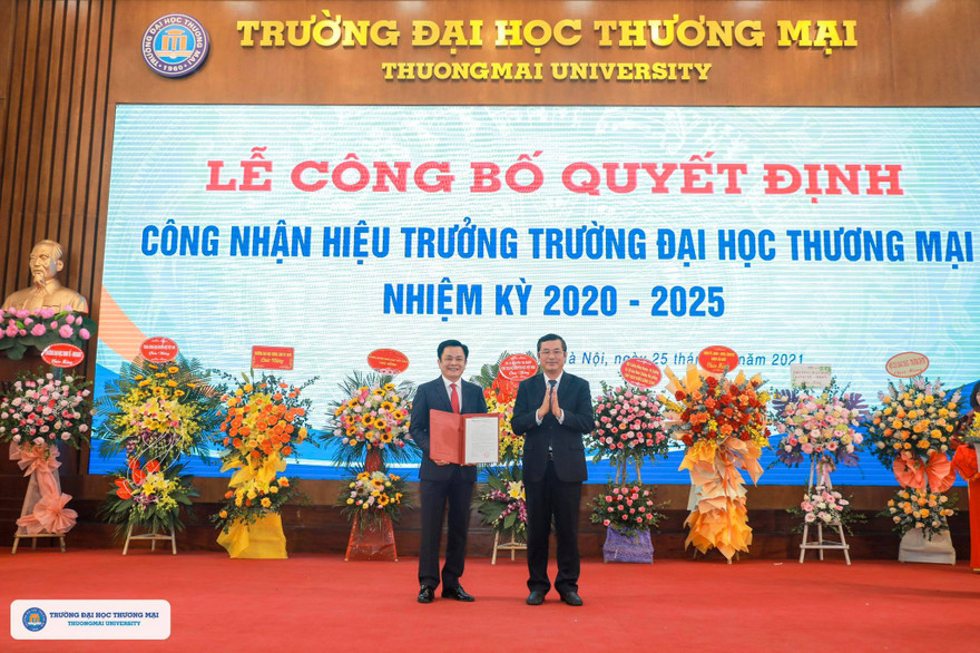 Thứ trưởng Bộ GD&ĐT Nguyễn Văn Phúc (bên phải) trao quyết định bổ nhiệm Hiệu trưởng trường Đại học Thương mại cho PGS.TS Nguyễn Hoàng