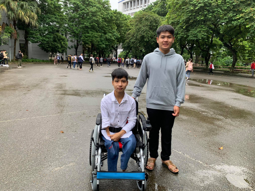 Tranh thủ thời gian, sáng nay, Ngô Văn Hiếu đến trường Đại học Bách khoa Hà Nội dự khai giảng năm học mới cùng Nguyễn Tất Minh. Ảnh N.H