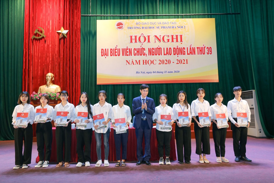 Trường ĐHSP Hà Nội 2 hỗ trợ 5 triệu/sinh viên của các tỉnh miền Trung bị lũ lụt