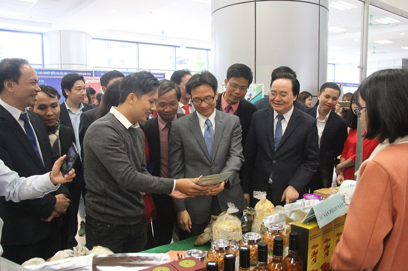 Tham quan gian hàng khởi nghiệp của học sinh, sinh viên
