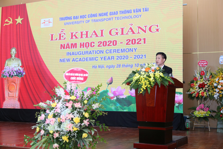 Lễ khai giảng năm học mới và ủng hộ đồng bào miền Trung của tân sinh viên 