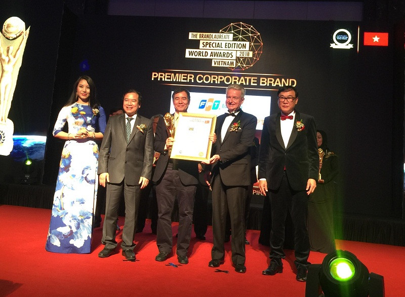 TS.Lê Trường Tùng, giám đốc Tổ chức giáo dục FPT (bên trái) tại lễ công bố thương hiệu