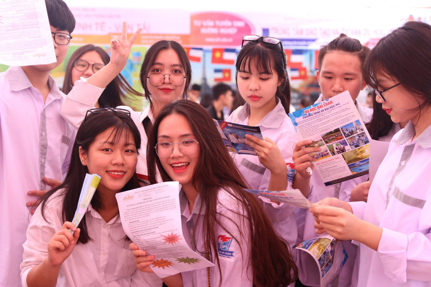 Đông đảo thí sịnh tham gia ngày hội