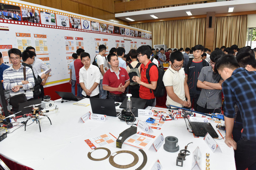 Sản phẩm của sinh viên được trưng bày tại triển lãm