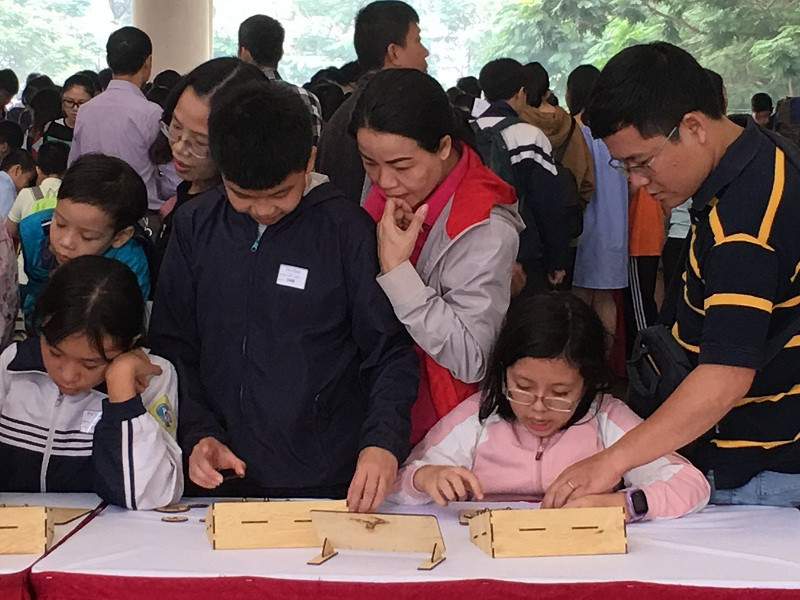 Đông đảo học sinh, phụ huynh cùng trải nghiệm tại Ngày hội Toán học mở 2018