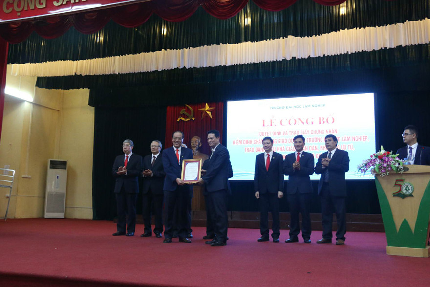 GS.Trần Văn Chứ, hiệu trưởng trường ĐH Lâm nghiệp nhận chứng nhận kiểm định