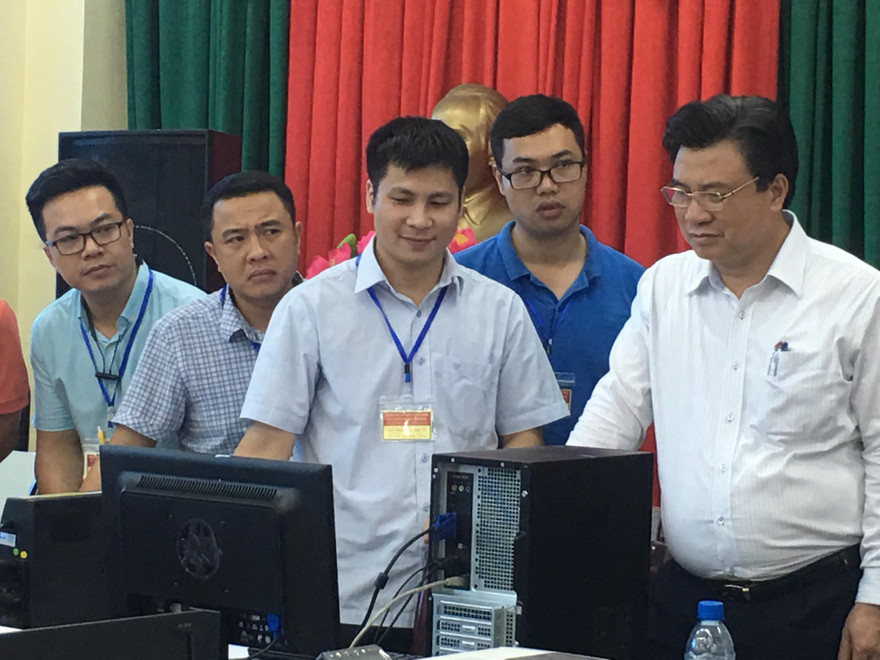 Thứ trưởng Nguyễn Hữu Độ kiểm tra máy tính của Ban chấm thi trắc nghiệm của Hội đồng thi Thái Bình