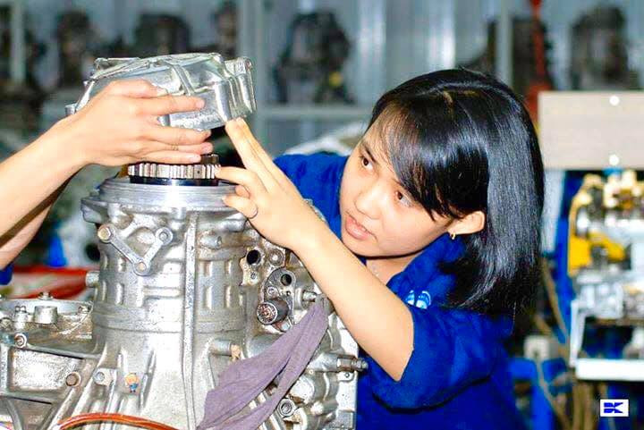 Sinh viên trường ĐH Sư phạm Kỹ thuật TPHCM đang thực hành. Ảnh HCMUTE