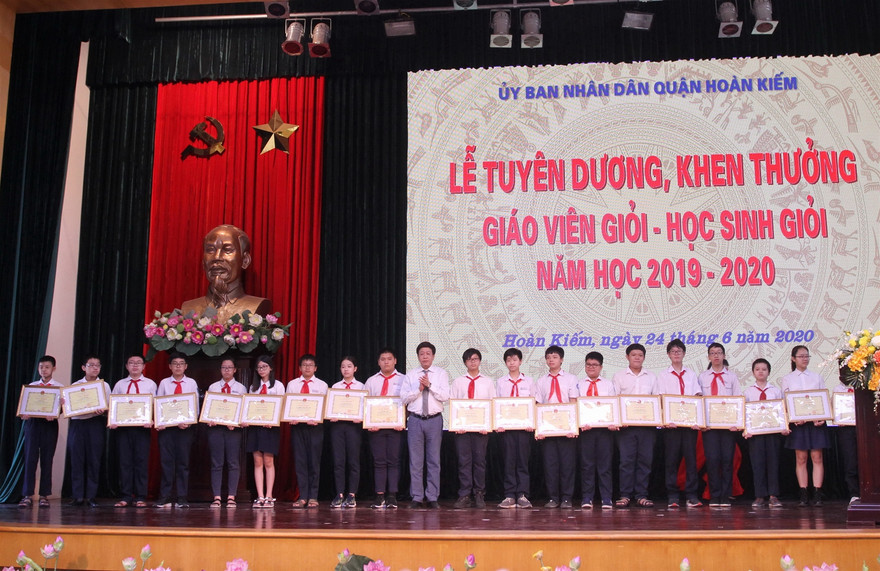 Tuyên dương giáo viên giỏi, học sinh giỏi quân Hoàn Kiếm