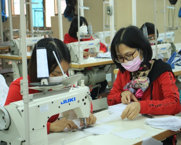 Sản xuất khẩu trang của trường ĐH Sao Đỏ, Hải Dương. Ảnh: ĐH Sao Đỏ